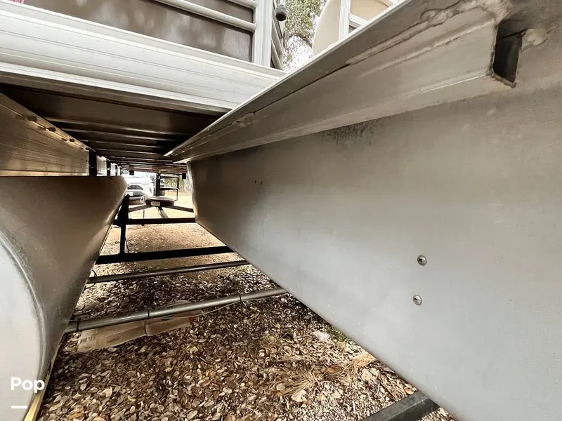 Slide: The Image of Sun Tracker Party Barge 22DLX 2020 - 16090774