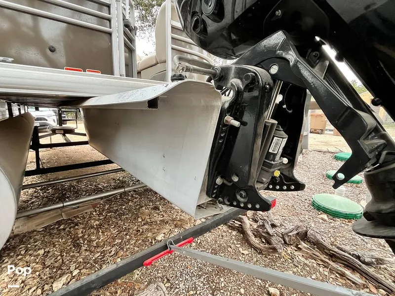 Slide: The Image of Sun Tracker Party Barge 22DLX 2020 - 16090775