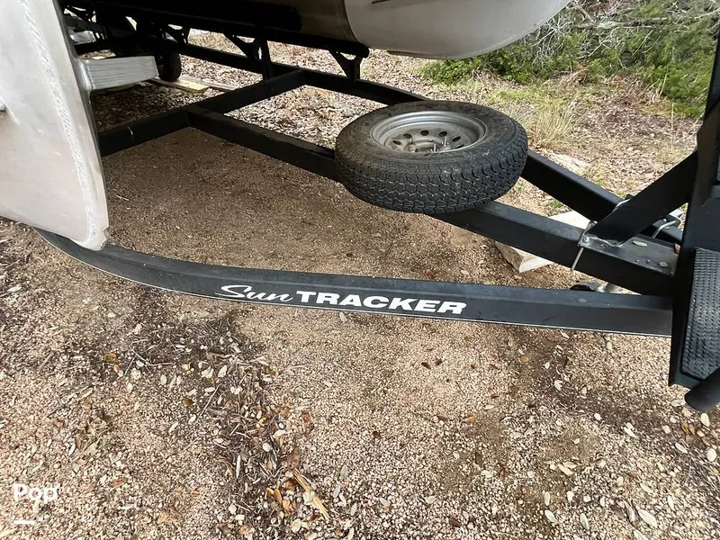 Slide: The Image of Sun Tracker Party Barge 22DLX 2020 - 16090784