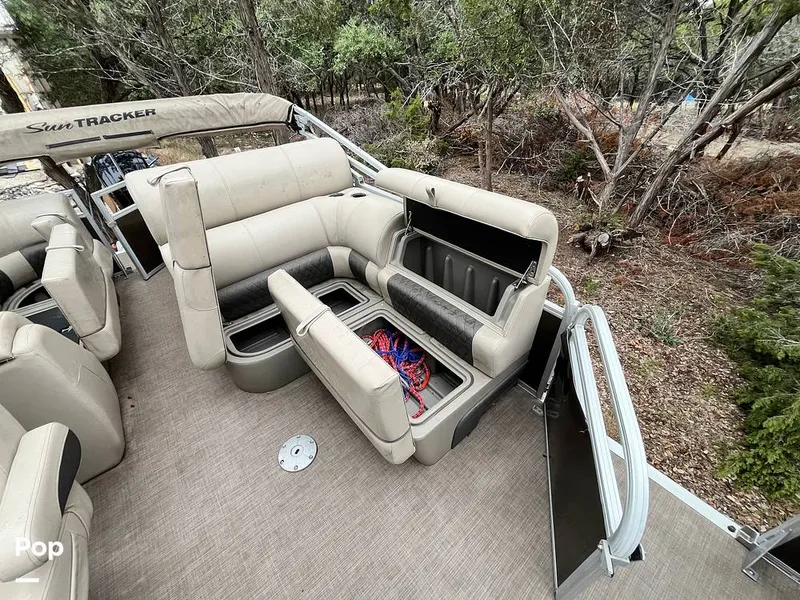 Slide: The Image of Sun Tracker Party Barge 22DLX 2020 - 16090797