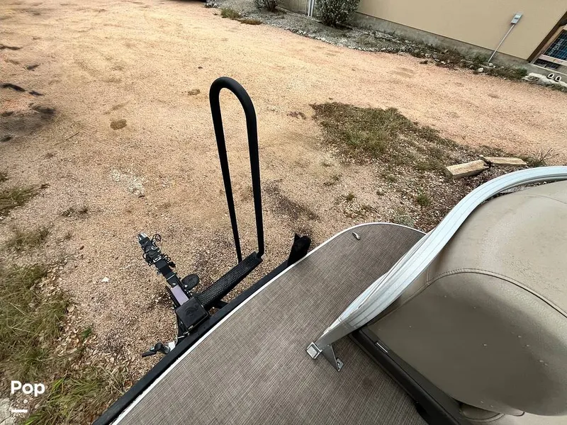 Slide: The Image of Sun Tracker Party Barge 22DLX 2020 - 16090808