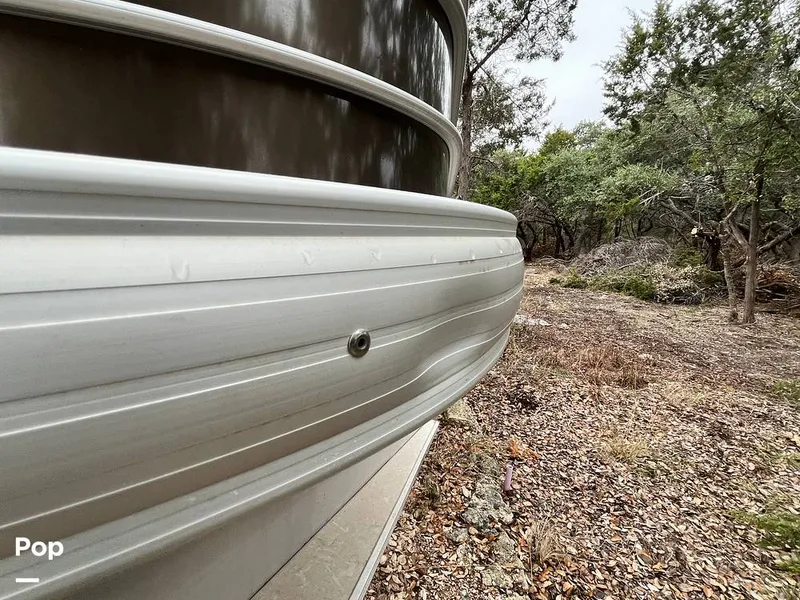 Slide: The Image of Small Dent In Trim - 16090787