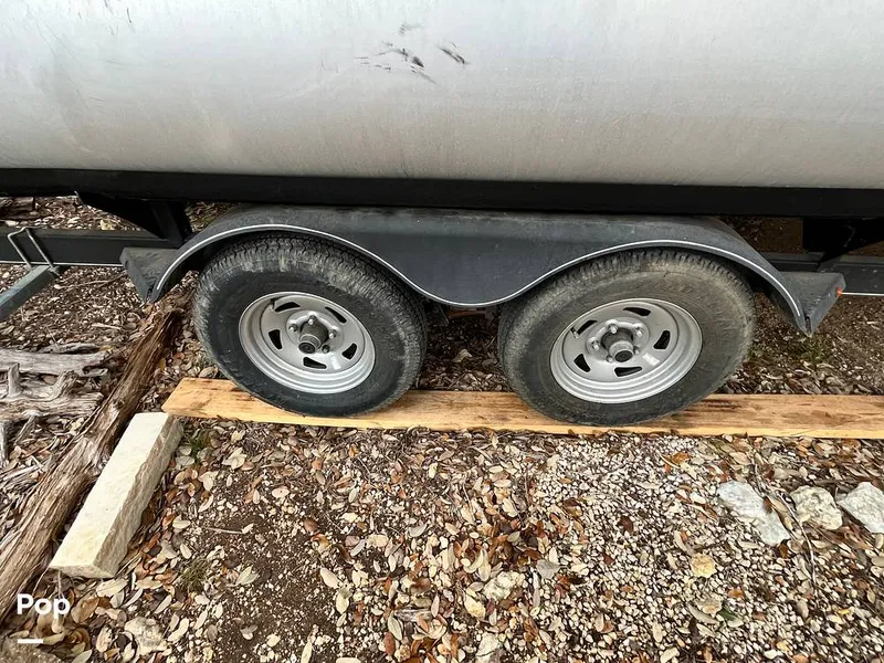 Slide: The Image of Sun Tracker Party Barge 22DLX 2020 - 16090766