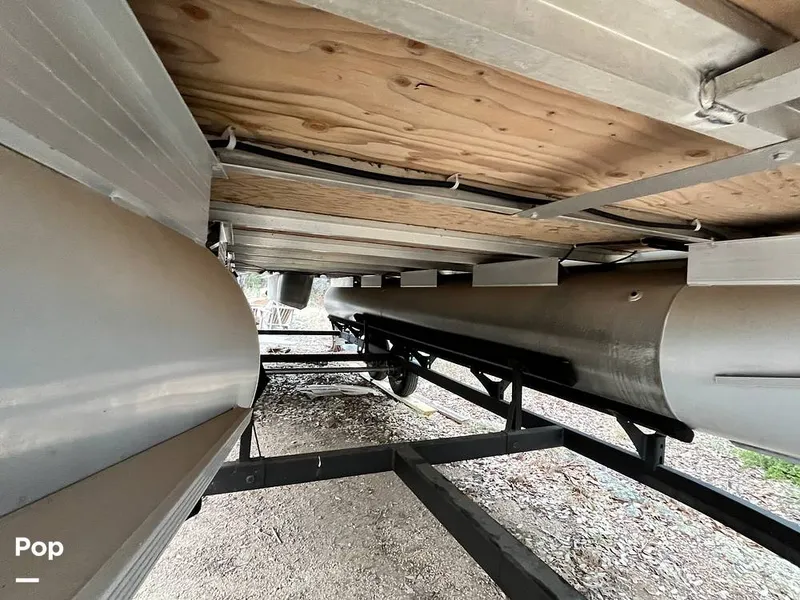 Slide: The Image of Sun Tracker Party Barge 22DLX RF Option 2020 - 16090756