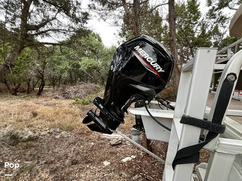 Slide: The Image of Sun Tracker Party Barge 22DLX RF Option 2020 - 16090771