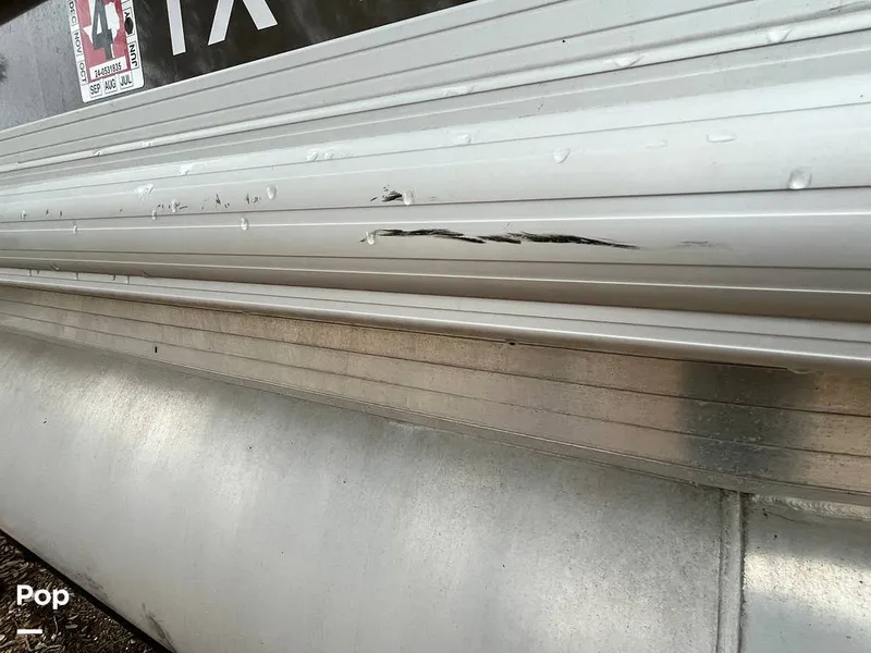 Slide: The Image of Scuff Mark On Trim - 16090788