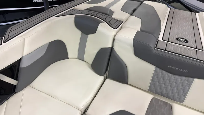 Slide: The Image of Mastercraft XT25 2024 - 18