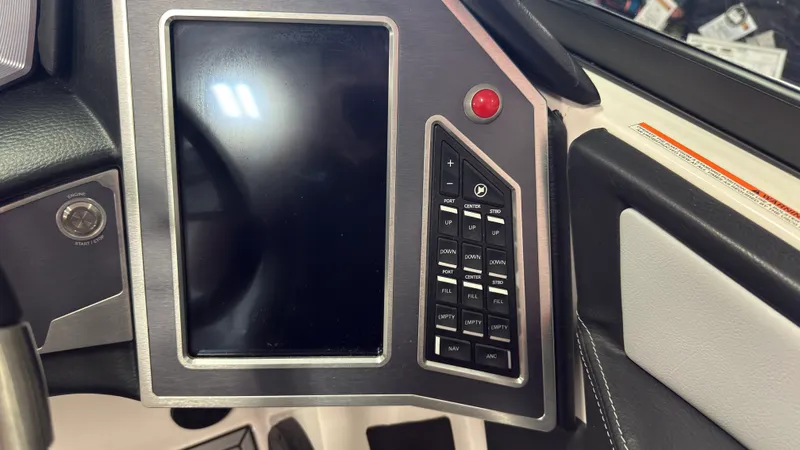 Slide: The Image of Mastercraft XT25 2024 - 30