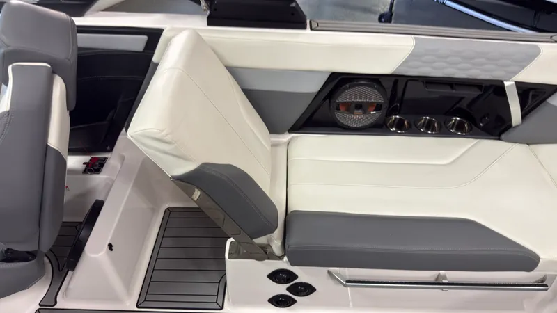 Slide: The Image of Mastercraft XT25 2024 - 16