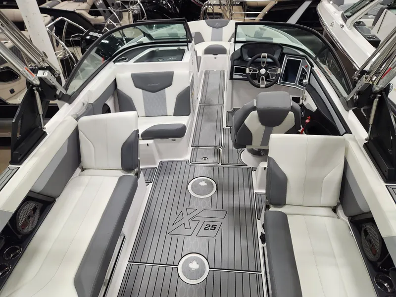 Slide: The Image of Mastercraft XT25 2024 - 6