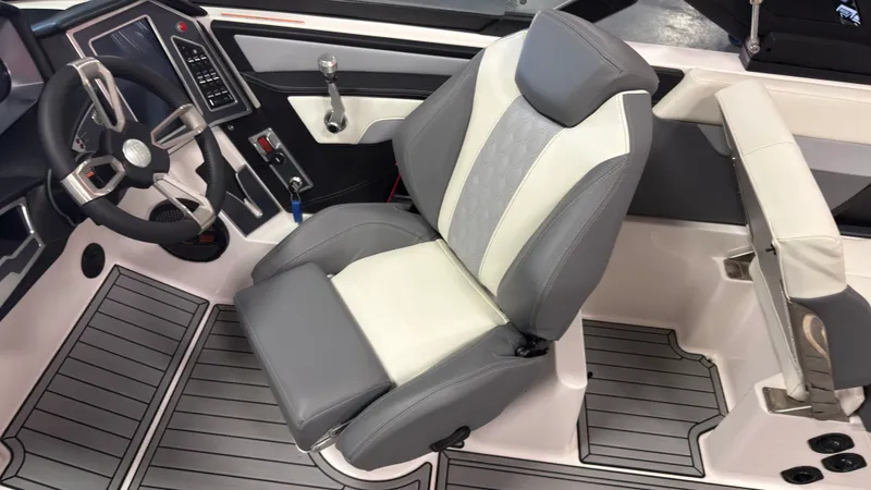 Slide: The Image of Mastercraft XT25 2024 - 28