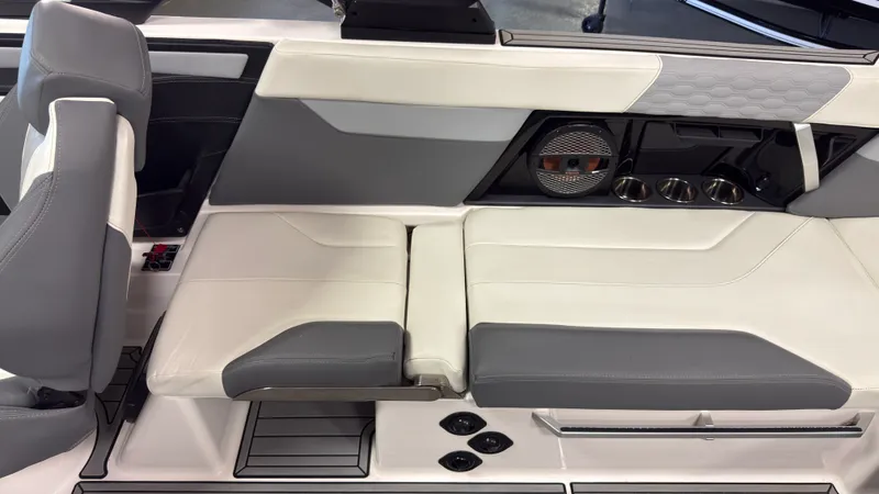 Slide: The Image of Mastercraft XT25 2024 - 15