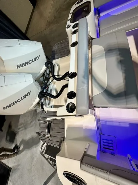 Slide: The Image of Scout 255 Dorado 2023 - 18