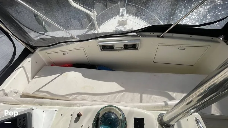 Slide: The Image of Flybridge Bench Seat Forward Of Helm - 16111031