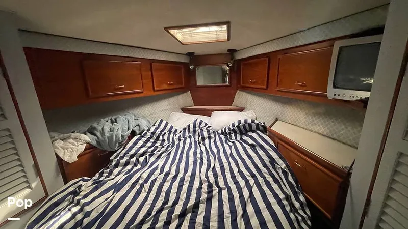 Slide: The Image of V Berth - 16114118