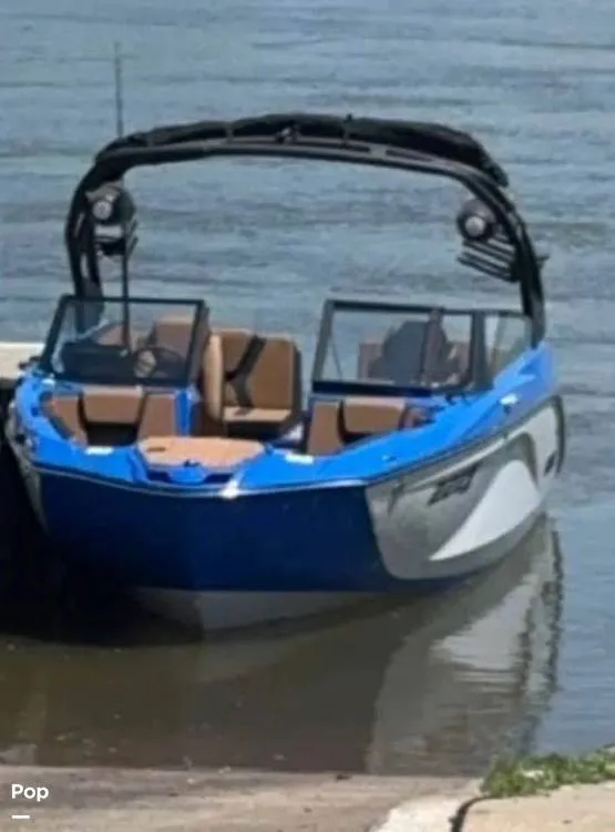 Slide: The Image of Walkthru Windshield To Bow - 16094283