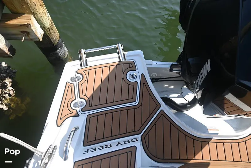 Slide: The Image of Crownline Boats E235XS 2023 - 16096602