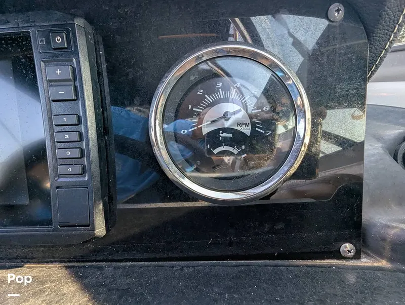 Slide: The Image of Crownline Boats E235 XS 2023 - 16098413