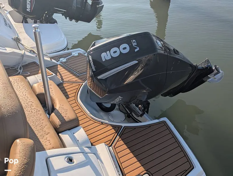 Slide: The Image of Crownline Boats E235 XS 2023 - 16098404