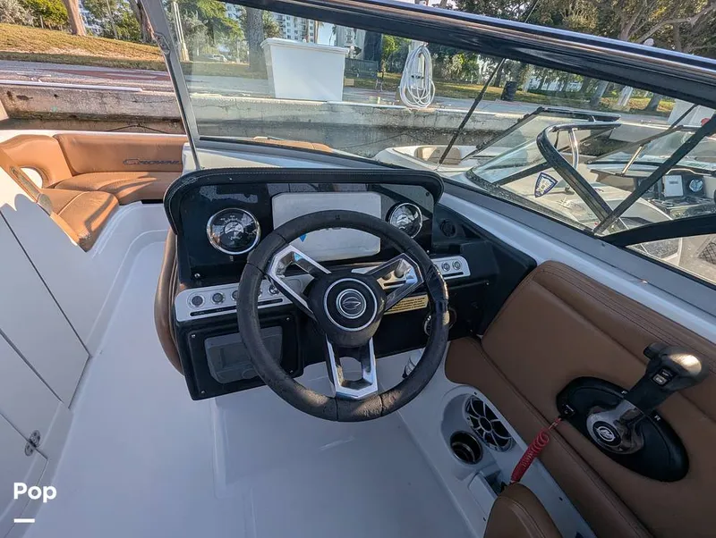 Slide: The Image of Crownline Boats E235 XS 2023 - 16098408