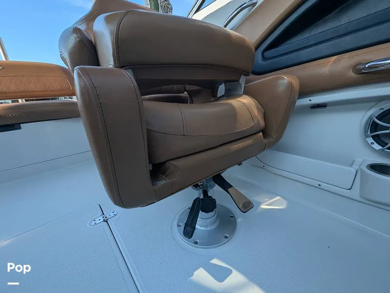 Slide: The Image of Crownline Boats E235 XS 2023 - 16098485