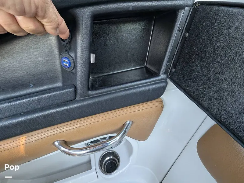 Slide: The Image of Crownline Boats E235 XS 2023 - 16098488