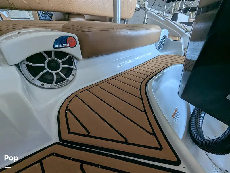 Slide: The Image of Crownline Boats E235XS 2023 - 16098837