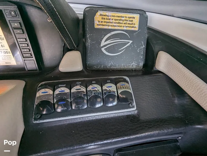 Slide: The Image of Crownline Boats E235XS 2023 - 16099091