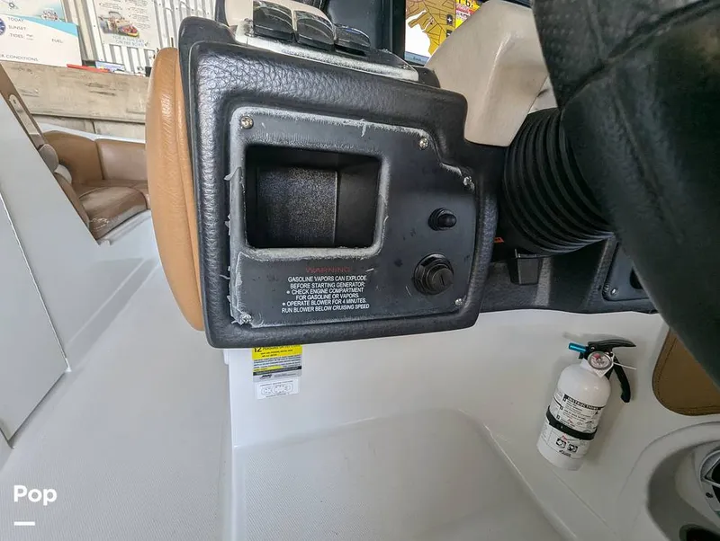 Slide: The Image of Crownline Boats E235XS 2023 - 16099094