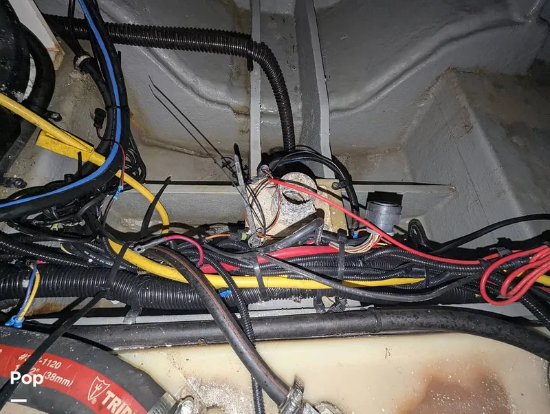 Slide: The Image of Crownline Boats E235XS 2023 - 16099121