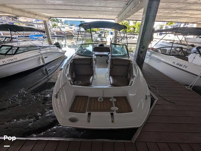 Slide: The Image of Crownline Boats E235XS 2023 - 16099157