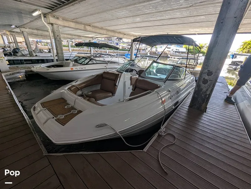 Slide: The Image of Crownline Boats E235XS 2023 - 16099158