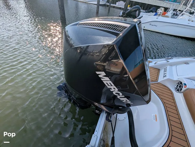 Slide: The Image of Crownline Boats E235XS 2023 - 16099686