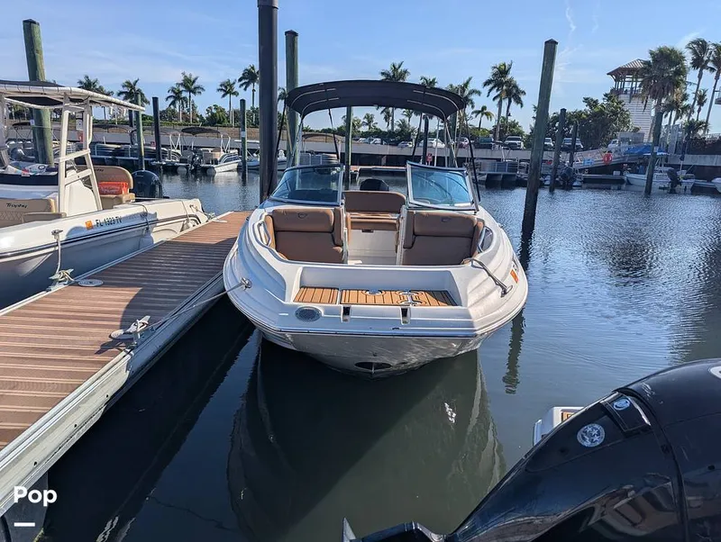 Slide: The Image of Crownline Boats E235XS 2023 - 16099698
