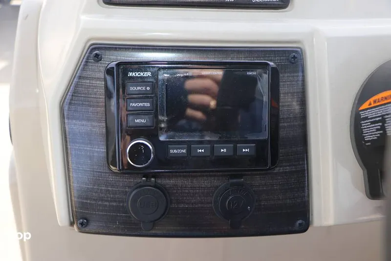 Slide: The Image of Lowe SS 230 W 2024 - 16130702