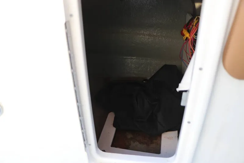 Slide: The Image of Crownline Boats E235 XS 2023 - 16109287