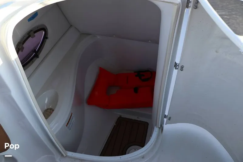 Slide: The Image of Crownline Boats E235 XS 2023 - 16109288