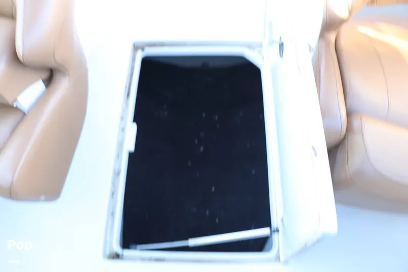 Slide: The Image of Crownline Boats E235 XS 2023 - 16109290