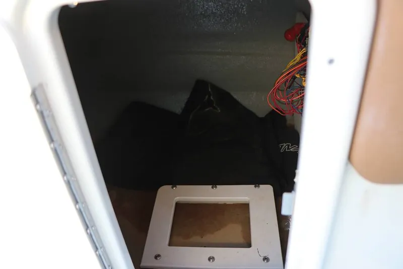 Slide: The Image of Crownline Boats E 235 XS 2023 - 16109234