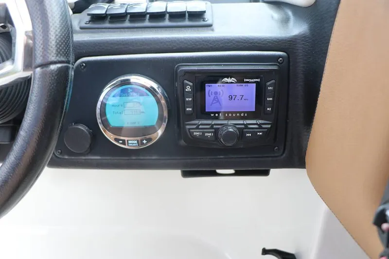 Slide: The Image of Crownline Boats E 215 XS 2023 - 16804217