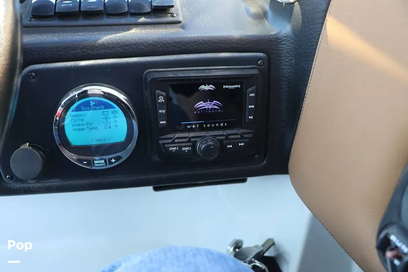 Slide: The Image of Crownline Boats E 215 XS 2023 - 16109195