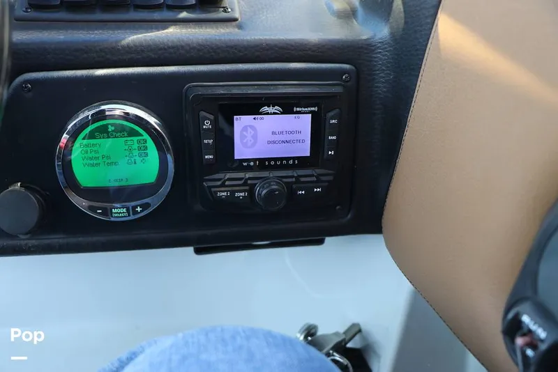 Slide: The Image of Crownline Boats E 215 XS 2023 - 16109196