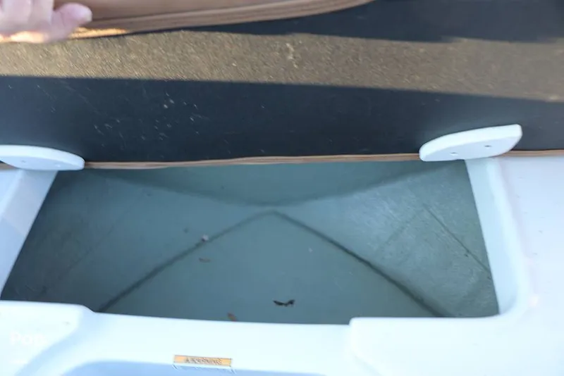 Slide: The Image of Crownline Boats E 215 XS 2023 - 16109202