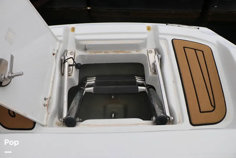 Slide: The Image of Crownline Boats E 215 XS 2023 - 16804223