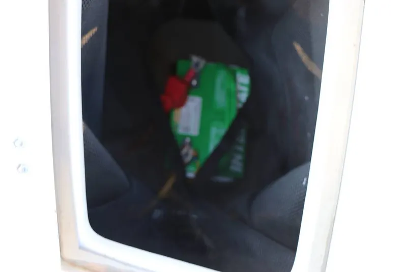 Slide: The Image of Crownline Boats E 215 XS 2023 - 16109173