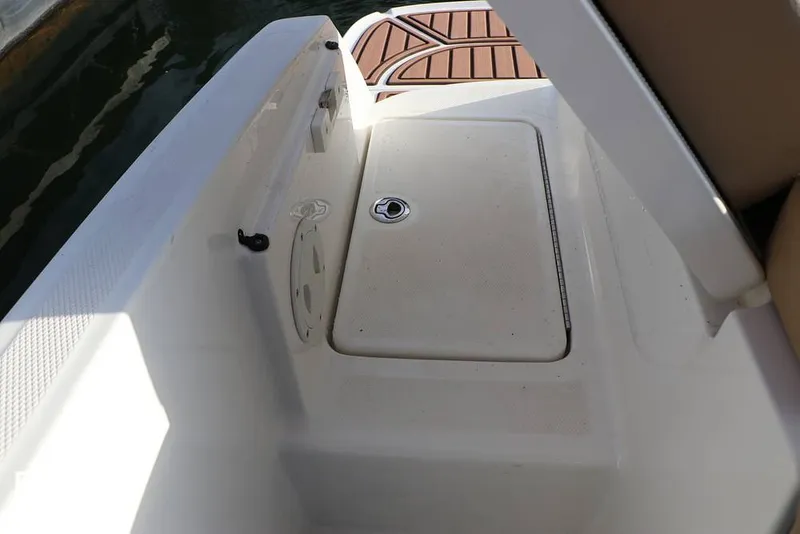 Slide: The Image of Bayliner VR5 2023 - 16109017