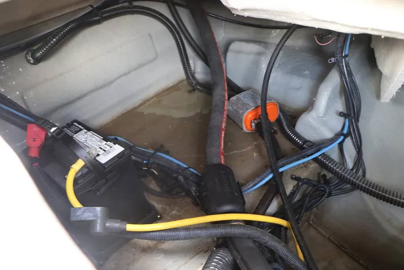 Slide: The Image of Crownline Boats E 230 XS 2025 - 16804734