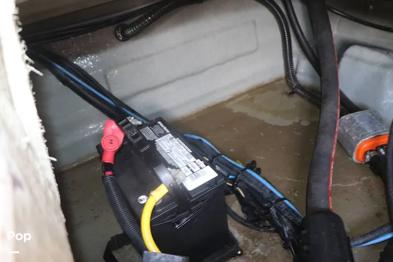 Slide: The Image of Crownline Boats E 230 XS 2025 - 16804735