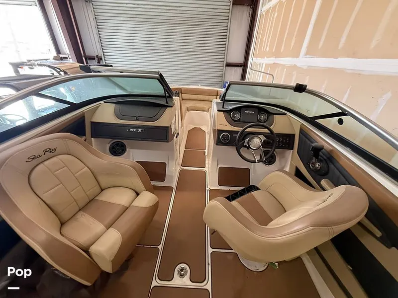 Slide: The Image of Sea Ray SLX230 2016 - 16223596