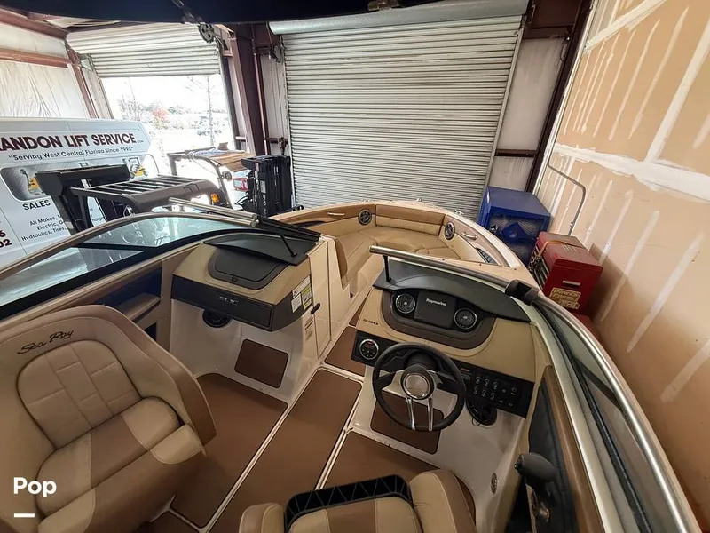 Slide: The Image of Sea Ray SLX230 2016 - 16223597